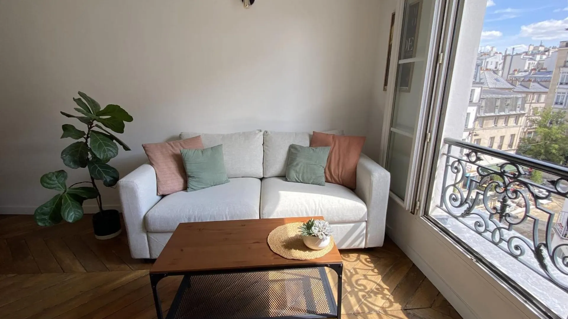 Charming And Elegant Apartment Oberkampf Paris Fransa